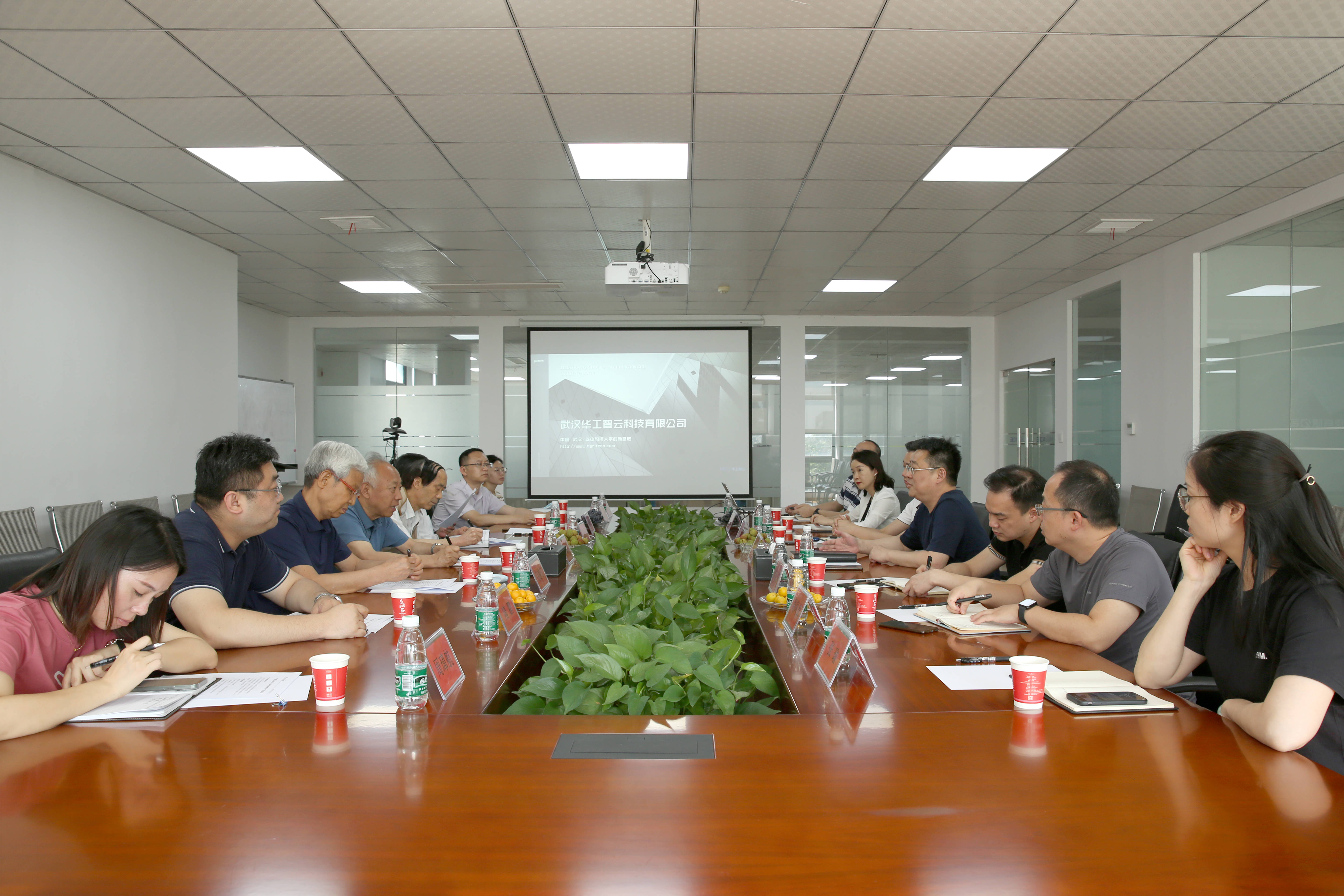 武汉市关工委领导一行莅临918博天旗舰(中国)参观考察指导工作 